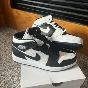 Nike Air Jordan 1 Mid Black/white Mens Size 6/Womans 7.